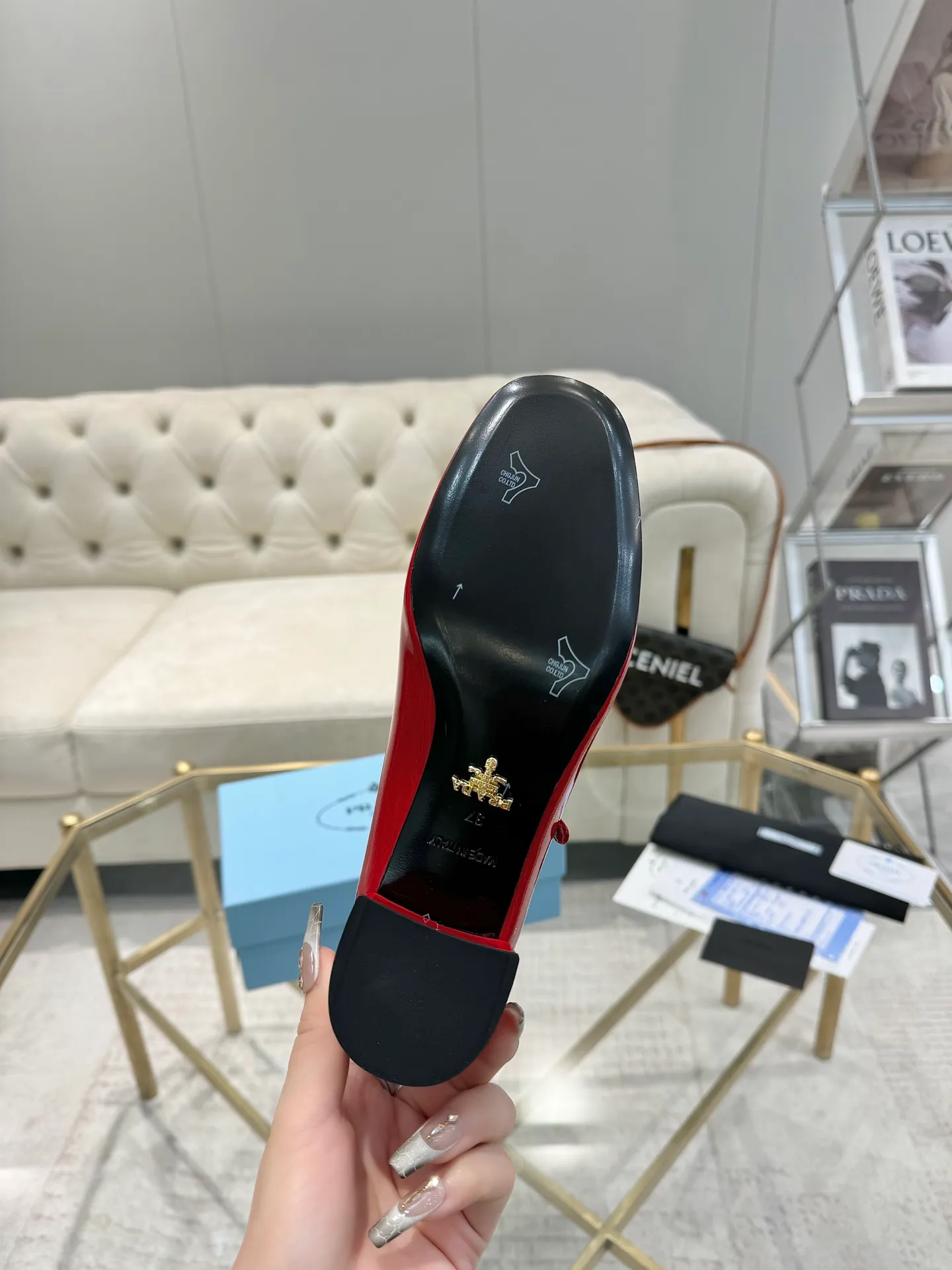 💕💕Factory direct selling price p580💕💕 (imitation leather bottom-20) New arrival 👉Ready stock👈Remove the original plate and make a 1:1 replica‼ ️ The highest version of Prada's early spring catwalk hot style 😘The latest spring style Retro Mary Jane series Genuine leather sole, simulated leather sole, a must-have for goddesses Super comfortable on the feet and reducing age 👉The upper is made of imported gold velvet, comfortable round toe, retro and playful, lining + feet, imported sheepskin lining, breathable and comfortable, matching private molded buckles (all original logos) Heel height 4cm Code number 35M-39M (34 40 41 42 customized, non-refundable and non-exchangeable)✅